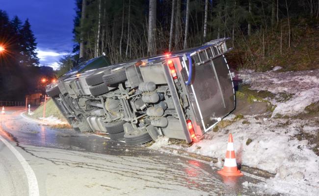 Milch-Laster kippt zur Seite