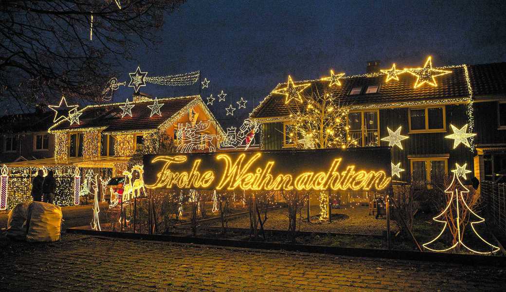 Höchst 30.12.2022 - Die Weihnachtsbeleuchtung der im Voralberg lebenden Schweizer Familie Blum-Tobler lockt Schaulustige von weit her an. Seit 28 Jahren beleuchten sie mit schätzungsweise zehntausend Lämpchen ihr Anwesen. Das zu einem guten Zweck und auch während der Energiekrise.