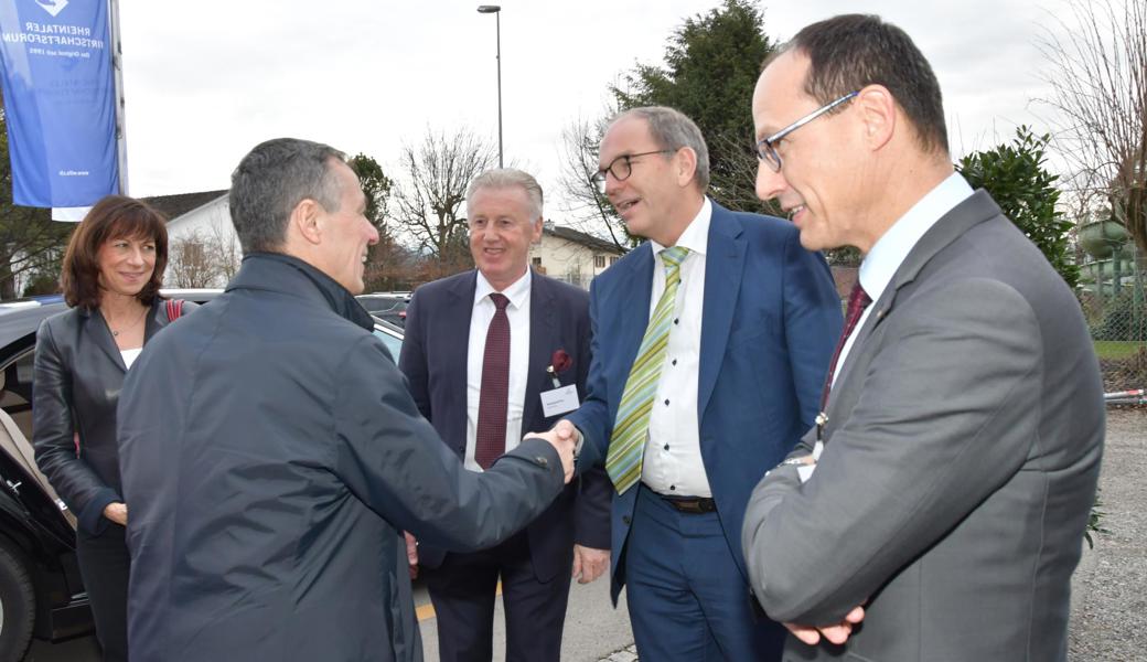 Über die Ankunftszeit von Bundesrat Ignazio Cassis (Zweiter von links) informierte die Kantonspolizei Reinhard Frei (Mitte) per SMS eine halbe Stunde vorher. Auf dem Bild ist zu sehen, wie die Mitglieder der Kantonsregierung, Regierungspräsidentin Heidi Hanselmann (von links), Bruno Damann und Marc Mächler, den Aussenminister am Wifo empfangen. Über die Ankunftszeit von Bundesrat Ignazio Cassis (Zweiter von links) informierte die Kantonspolizei Reinhard Frei (Mitte) per SMS eine halbe Stunde vorher. Auf dem Bild ist zu sehen, wie die Mitglieder der Kantonsregierung, Regierungspräsidentin Heidi Hanselmann (von links), Bruno Damann und Marc Mächler, den Aussenminister am Wifo empfangen.