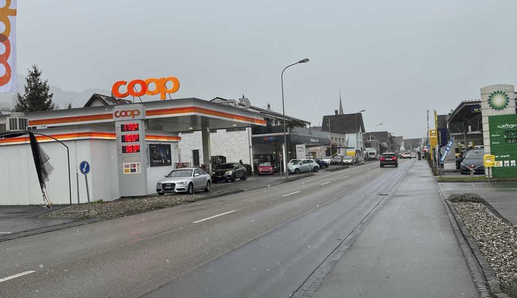 Auf Höhe Autogarage und Tankstellenshop überholte ein Zürcher Töfffahrer mit mindestens 101 km/h, also über 50 km/h zu schnell.