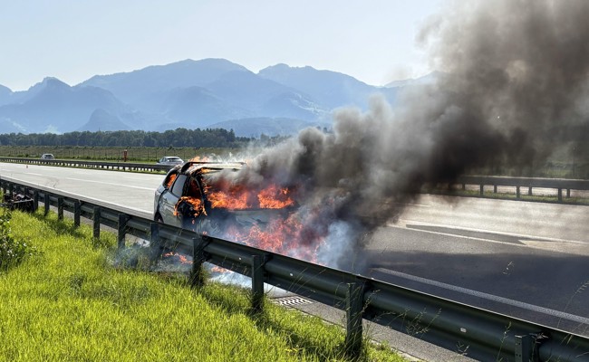 Auto brannte auf der Autobahn - danach kam es zu zwei Crashes