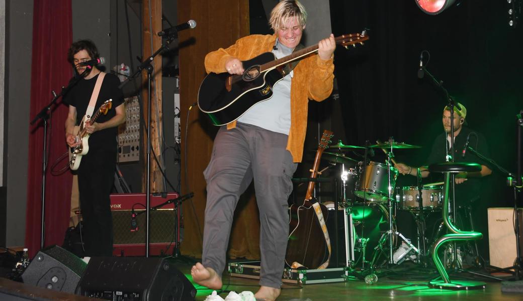 Marius Bear und Band sind ganz nah beim Publikum. Das liegt nicht allein daran, dass die Stuhlreihen bis fast an die Bühne reichen. Bear trifft den Nerv des Publikums haargenau.