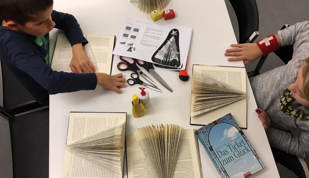 Junge Buchfaltkünstler in der Bibliothek Berneck