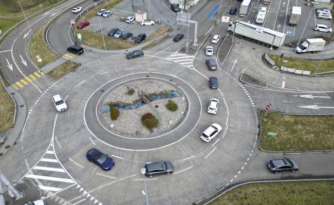 Chaos beim Auer Kreisel: Turbolinien sollen Abhilfe schaffen