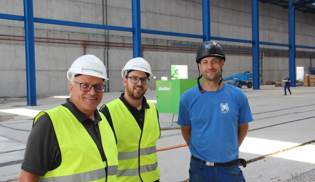 HWT-Chef Magnus Hugentobler, sein Sohn Dennis und HWT-Chefmonteur Günther Waldner haben auf der Stadler-Baustelle Neues gelernt.