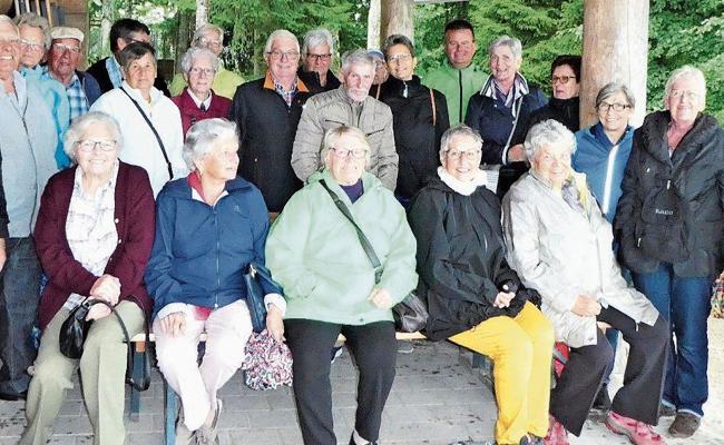 65+ auf Spaziergang in den Baumwipfeln