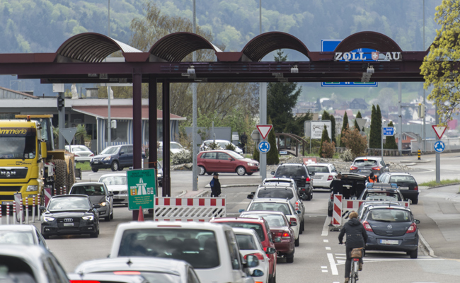 Ampel aus, Kamera an: Tiefbauamt testet neue Massnahmen zur Verkehrsführung am Zollübergang