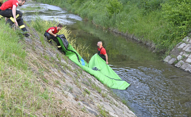 Die Feuerwehr Mittelrheintal bringt Löschwasser über weite Strecken mit der «Poseidon» zum Brand
