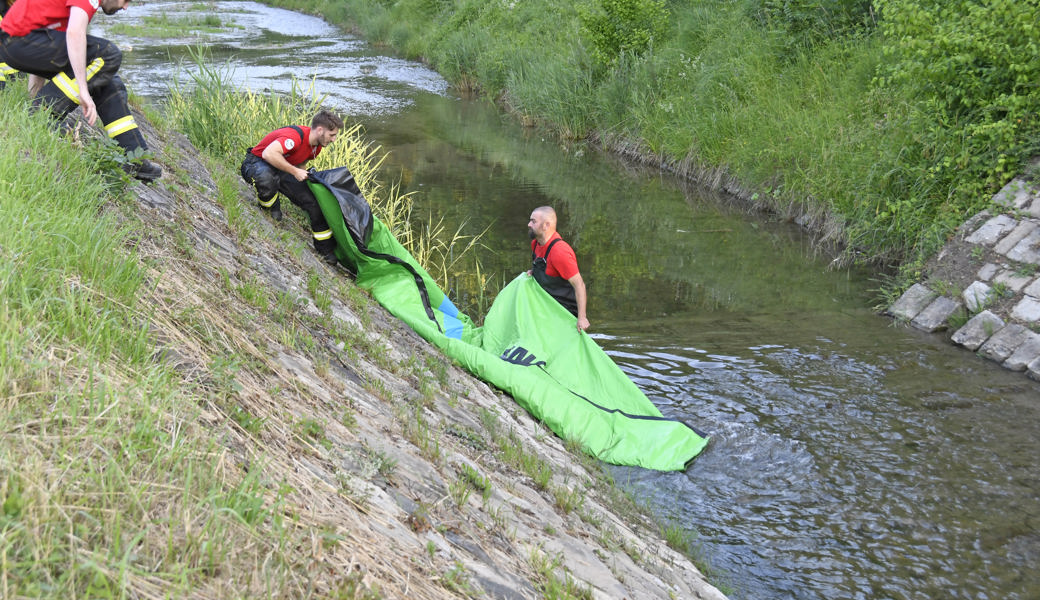 Die Feuerwehr Mittelrheintal bringt Löschwasser über weite Strecken mit der «Poseidon» zum Brand