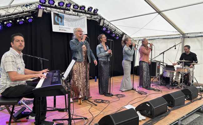 Fulminanter Start des Künstlersymposiums im Festzelt