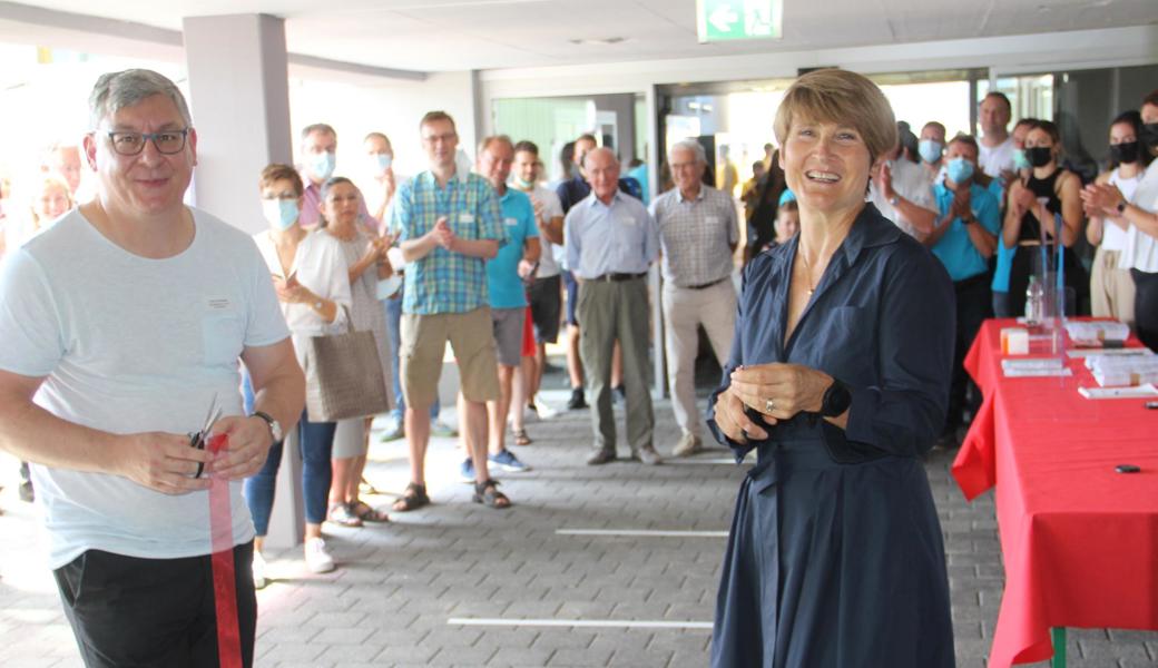 Projektleiter Franco Perazzelli (energiebauen.ch AG) und Gemeindepräsidentin Silvia Troxler haben das Band durchschnitten. Freude herrscht!