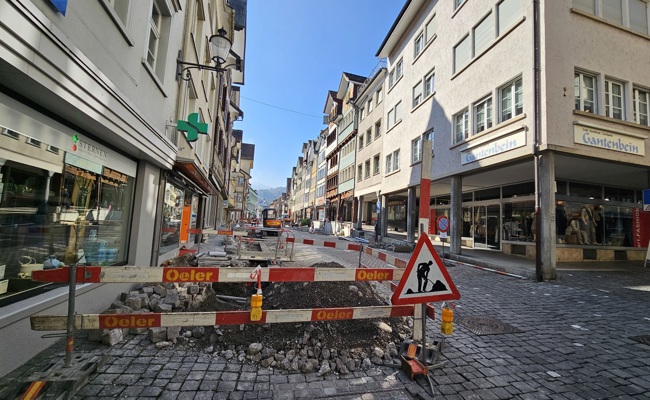 Absperrungen und Baumaschinen: In der Marktgasse sind  Bauarbeiten im Gange