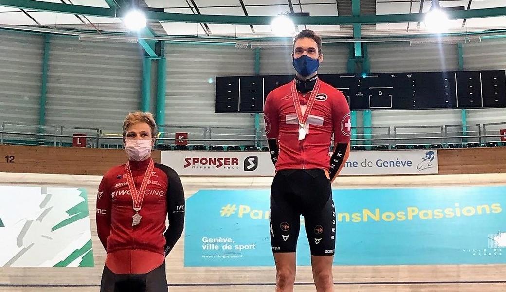 Simon Vitzthum (rechts) siegte im Scratch vor Lukas Rüegg. Der Drittplatzierte, Mauro Schmid, verpasste die Siegerehrung, weil er im Tankstellenshop am Einkaufen war. Simon Vitzthum (rechts) siegte im Scratch vor Lukas Rüegg. Der Drittplatzierte, Mauro Schmid, verpasste die Siegerehrung, weil er im Tankstellenshop am Einkaufen war.