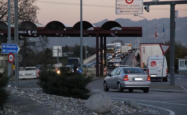 Fahrer ignoriert Anhaltezeichen der Polizei und flüchtet über die Grenze nach Österreich