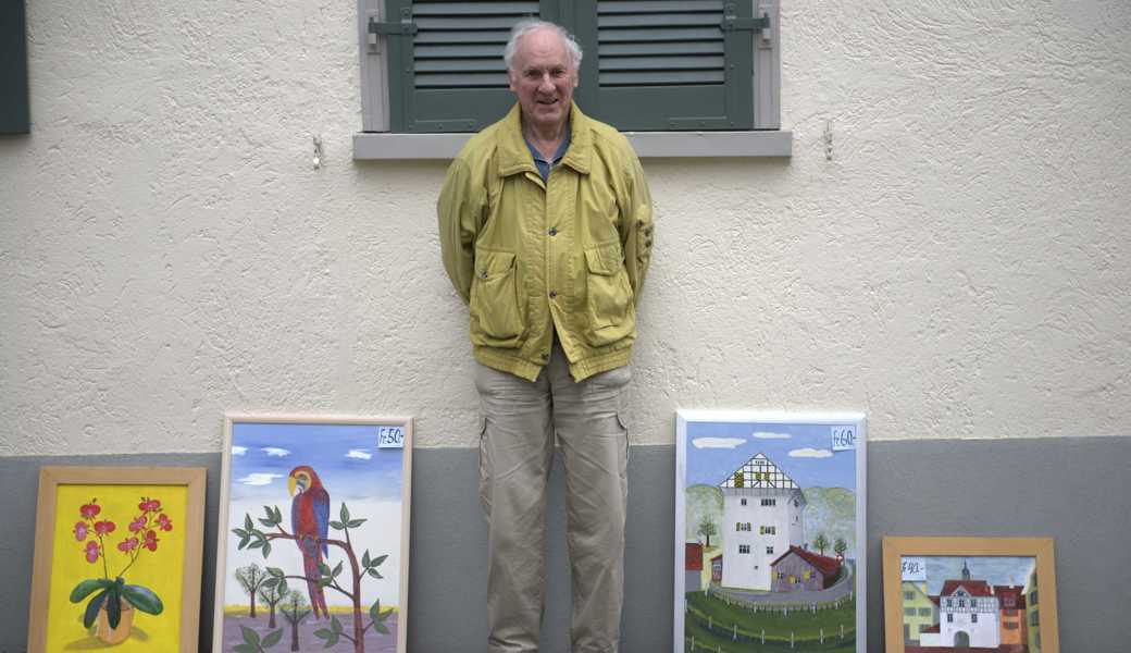 Martin Hochreutener preist seine Bilder, er nennt sie «traditionell naiv», an verschiedenen Orten in Altstätten an. 