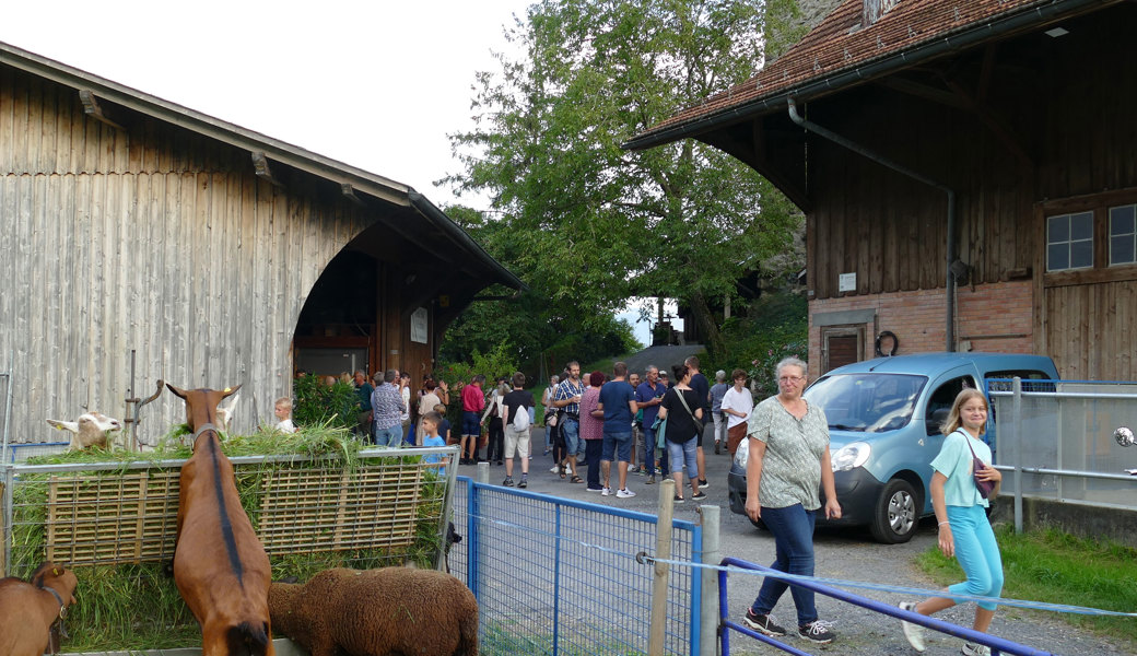 Mitarbeitende der Firma HEULE während des traditionellen Grillfests