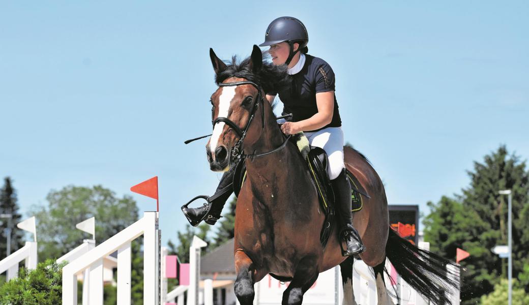 Parcoursbauerin Sarah Heule aus Widnau nahm mit Qualita vom Klee selbst am R/N-100-Springen teil. 