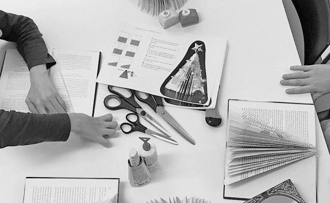 Tannenbäume aus alten Büchern