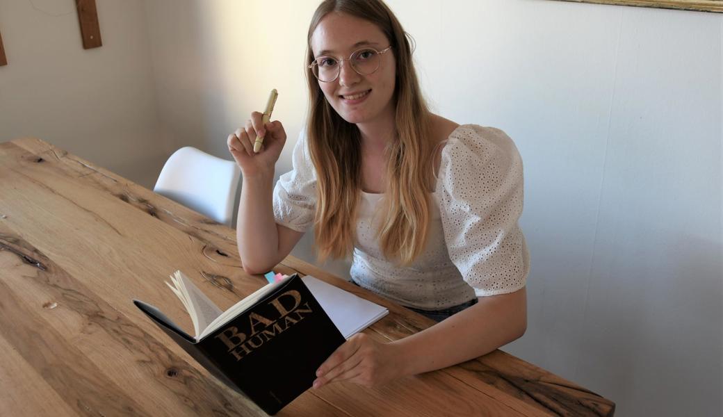 Ihr Erstlingswerk «Bad Human» schrieb Maxima Hampel als Oberstufenschülerin. In wenigen Wochen erscheint ihr erstes Jugendbuch: «Hochdruck». Ihr Erstlingswerk «Bad Human» schrieb Maxima Hampel als Oberstufenschülerin. In wenigen Wochen erscheint ihr erstes Jugendbuch: «Hochdruck».