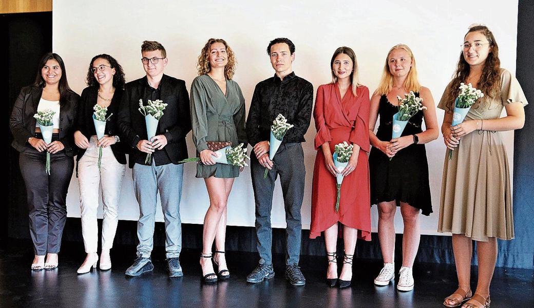 E-Profil, KE18b und KE18d, von links: Akira Stangl (Rebstein), Ramona Ritter (Altstätten), Fabio Heeb (Oberriet), Rahel Zweifel (Au), Robbie Schegg (Kriessern), Halima Isoski (Widnau), Leandra Moser (Heerbrugg), Eva Sieber (Balgach).