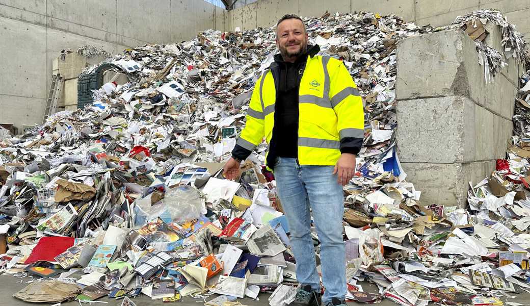Er ist der Herr des Mülls in Rheineck: Loacker-Betriebsleiter Enrico Meyer vor gesammeltem Altpapier. 