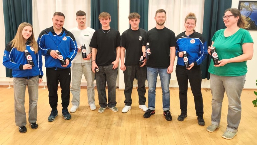 Für ihren Einsatz im 2025 wurden zehn Aktivmitglieder geehrt (von links): Helena Zäch, Yury Molodtsov, Samuel Baumgartner, Janick Federer, Sandro Federer, Jakob Mohr, Corina Wigger und Ramona Sonderegger. Auf dem Bild fehlen Bettina Paillon und Matthias Müller.