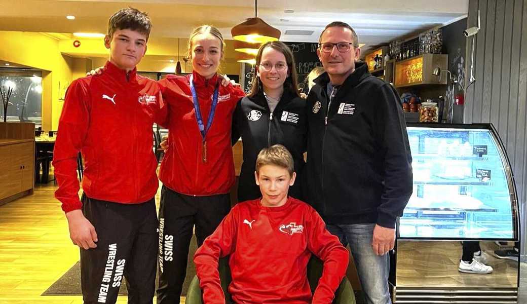 Fünf Rheintal-Werdenberger in Tallinn (hinten von links): Tinio Ritter, Siegerin Annatina Lippuner, Yara Vetsch und Peter Vetsch. Vorne: Pechvogel Rio Goldener. Fünf Rheintal-Werdenberger in Tallinn (hinten von links): Tinio Ritter, Siegerin Annatina Lippuner, Yara Vetsch und Peter Vetsch. Vorne: Pechvogel Rio Goldener.