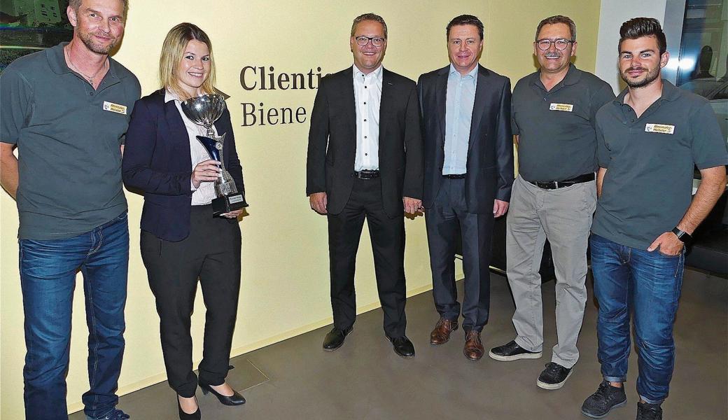 Thomas Dietsche (v. l.), «Glücksfee» Martina Zellweger, Urs Schneider, Thomas Klemensberger, Kuno Jocham und Denis Sonderegger informierten über die Spiele um den «Rhyntaler Meister».