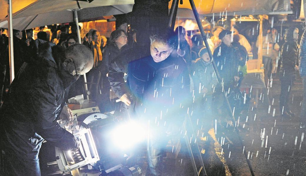 Der weltbekannte Lichtkünstler Gerry Hofstetter (in der Bildmitte) beleuchtet Fassaden mit Zeichnungen von Rheintaler Kindern und Jugendlichen.