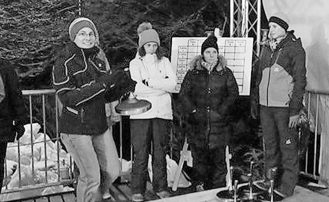 Frauengemeinschaft übte sich im  Eisstockschiessen