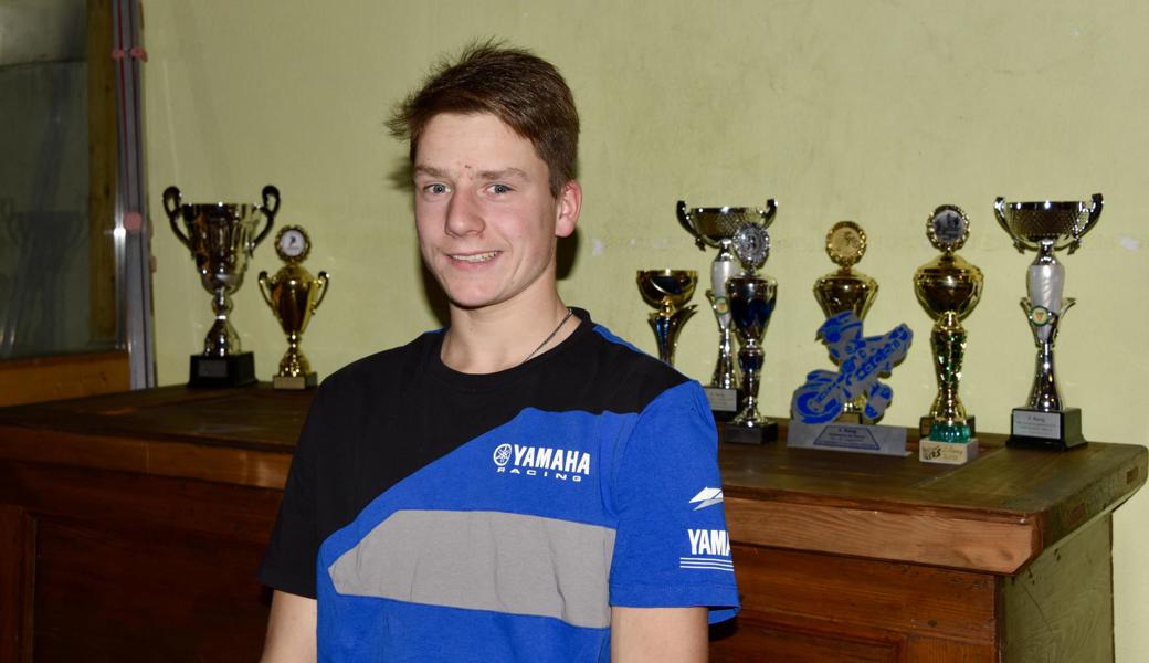 Samuel Blank und seine Pokalsammlung.