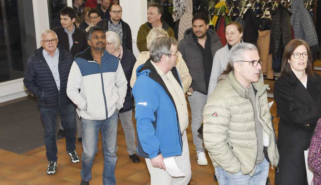 Die Schlange zum Einlass in die Mehrzweckhalle reichte weit bis auf den Vorplatz zurück. 