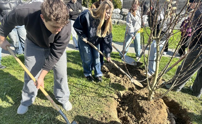 Aus Schulprojekt wird Realität: Schüler greifen selbst zur Schaufel