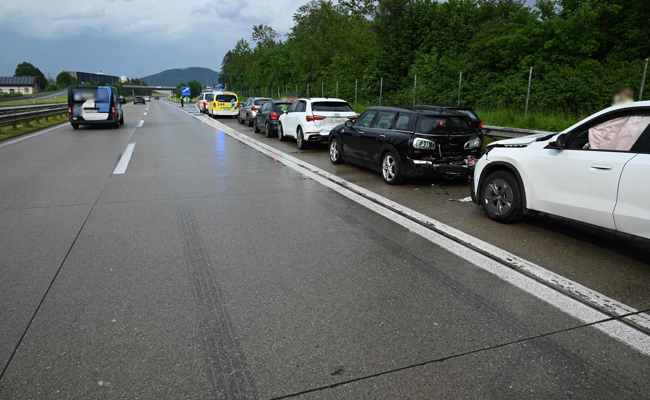 Ein Verletzter und hoher Sachschaden bei Auffahrunfall auf der Autobahn A13
