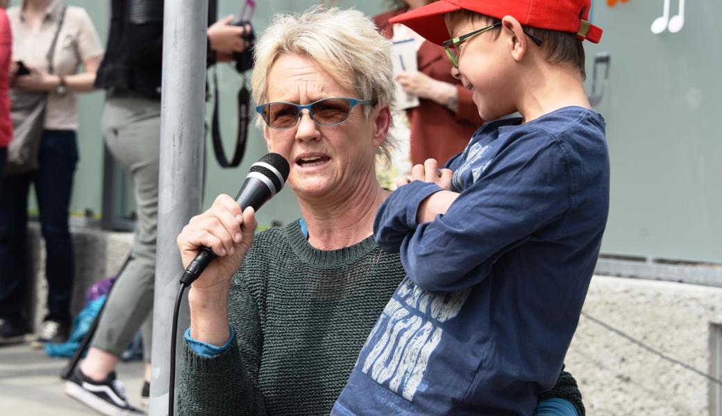 Hier befragt Gabriela Büsser einen Primarschüler, der den breiten Kriessner Dialekt besonders gut spricht. Dialektwörter kommen auch im Lied vor.