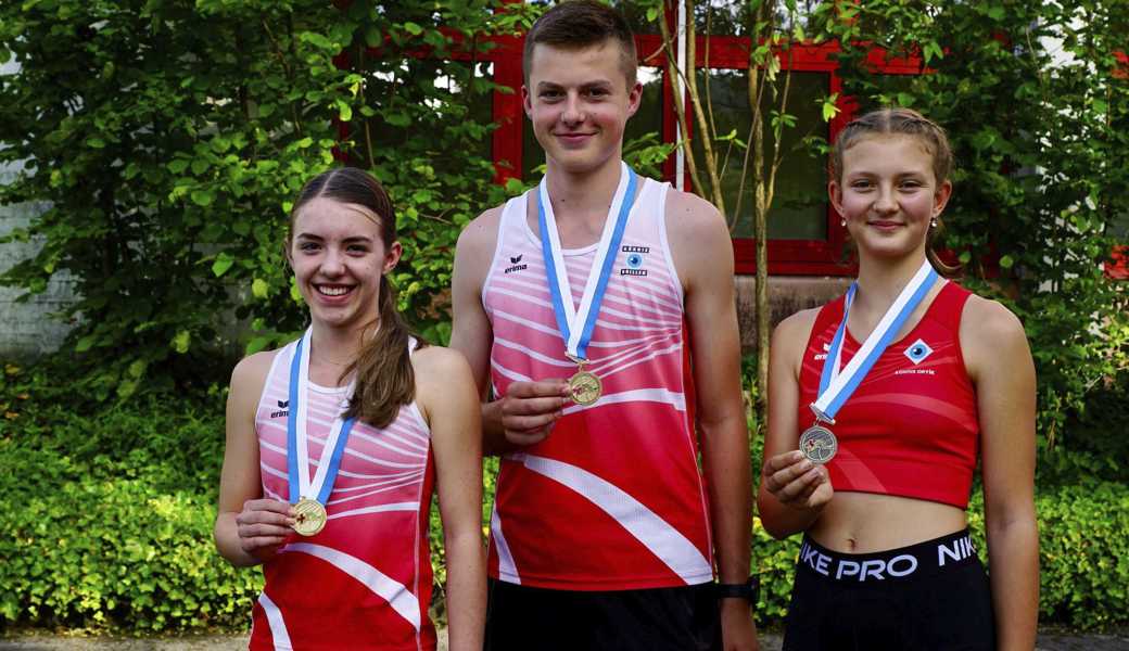 Medaillengewinnerinnen und -gewinner (v. l.): Aino Loher, Janis Beuggert und Sara Umberg.