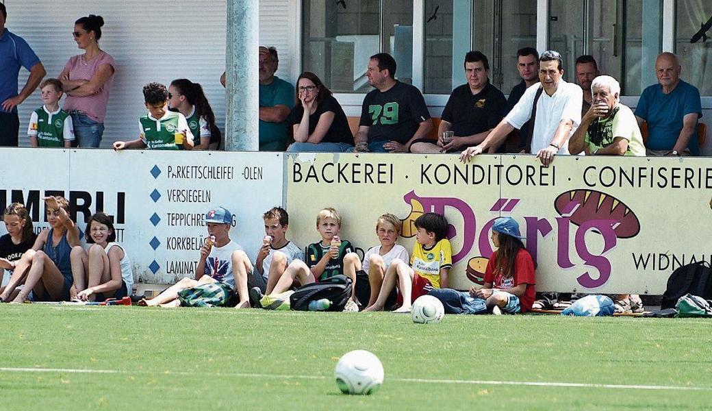 So nah ist man den Profis selten: Kinder und Erwachsene beobachten den FCSG beim Training in Diepoldsau.