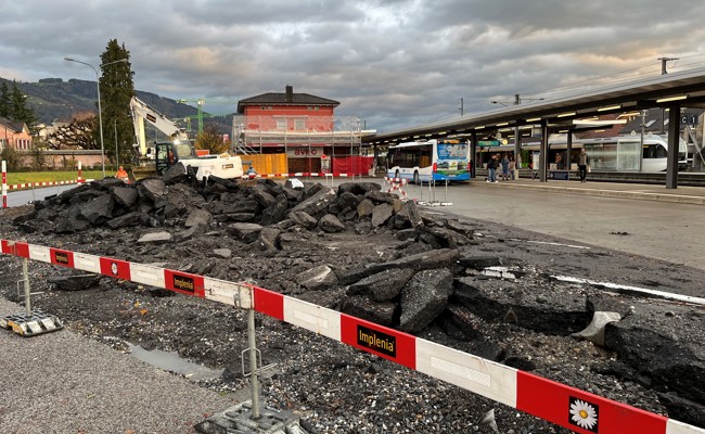 Perrons am Bahnhof werden bereits wieder abgebrochen