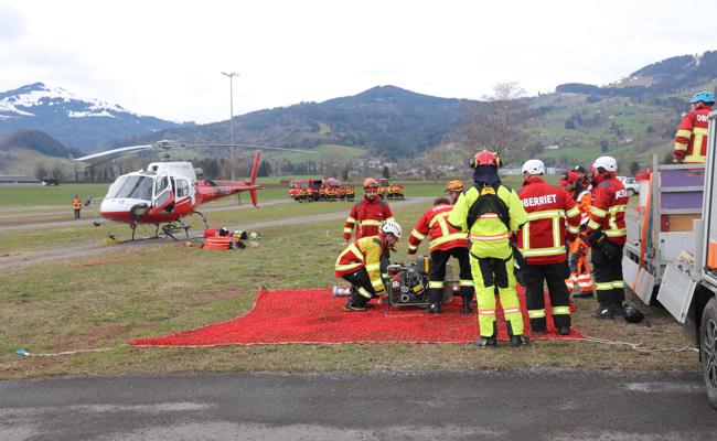 Feuerwehr übt Einsatz mit Helikopter