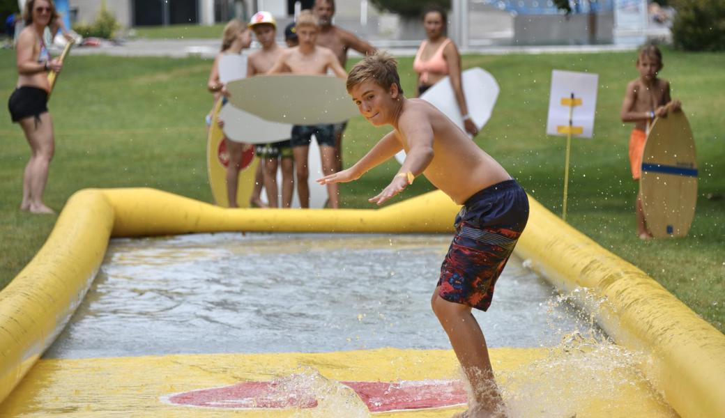 Sattelfest waren auf dem Brett nicht alle sofort – sie machten aber rasch grosse Fortschritte. Und vor allem hatten alle viel Spass am Skimboarden.