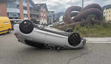Fahrer, der im Kreisel mit seinem Auto auf dem Dach landete, war fahrunfähig
