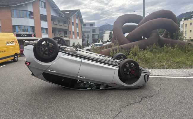Fahrer, der im Kreisel mit seinem Auto auf dem Dach landete, war fahrunfähig