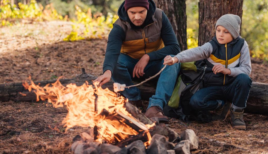 Ein andermal wieder: Bräteln am Lagerfeuer im Wald.
