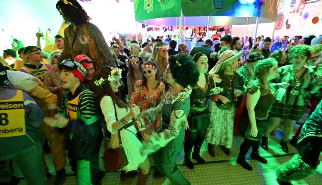 Hippie-Nacht in Oberriet: Erstaunlich, wie viele Schlaghosen, Blüemliblusen und Batik­shirts in den Rheintaler Kleiderkästen die Jahrzehnte überdauert haben.