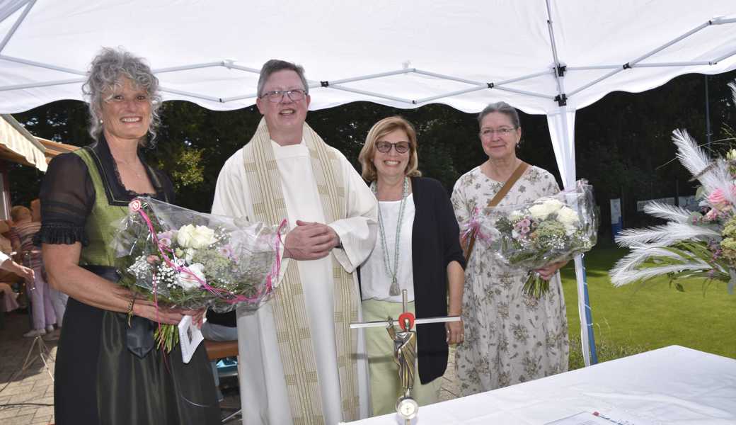 Die neue Pfarreibeauftragte Barbara Gahler, Pfarrer Eugen Wehrli, Uschi Frei und Pfarreisekretärin Lotti Pfyl am Pfarreifest auf der Franzenweid.