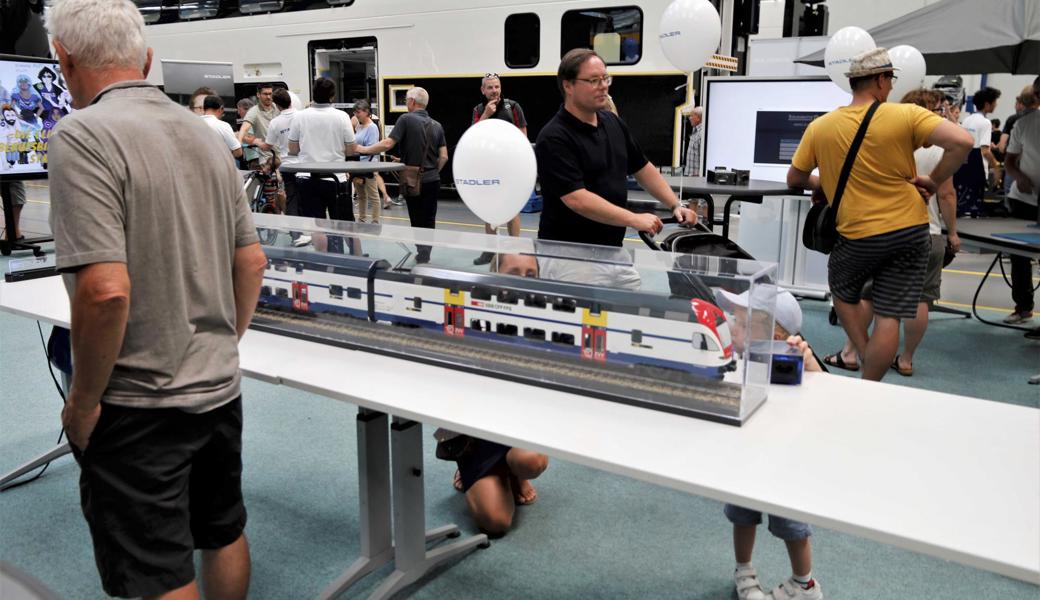 Miniatur- und Originalzüge stehen sich gegenüber im Stadler Werk.