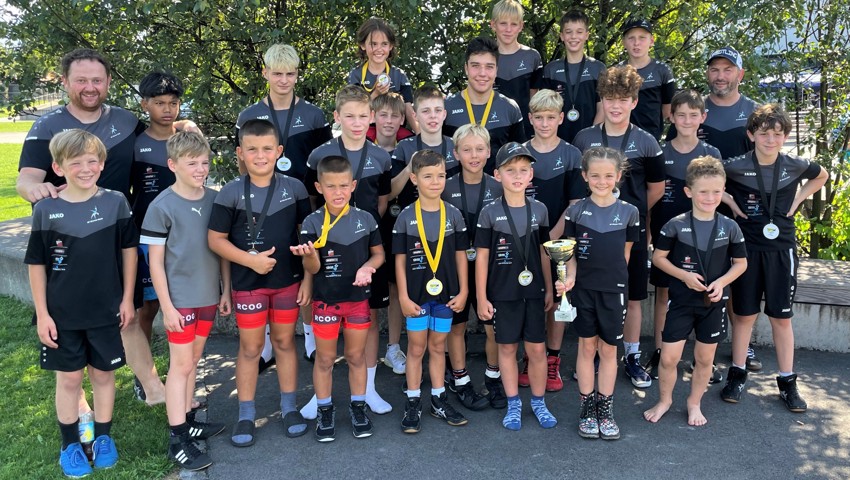 Die Schülerringerinnen und -ringer gewannen den Pokal für den zweiten Rang in der Mannschaftswertung. Die Schülerringerinnen und -ringer gewannen den Pokal für den zweiten Rang in der Mannschaftswertung.