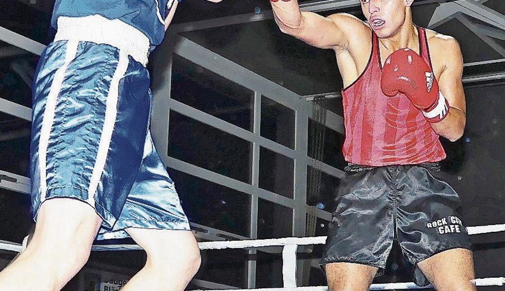 Der Rheintaler Mohammed Temizer (Rot) zeigte gegen den Winterthurer Brian Cabodevilla einen tollen Fight.