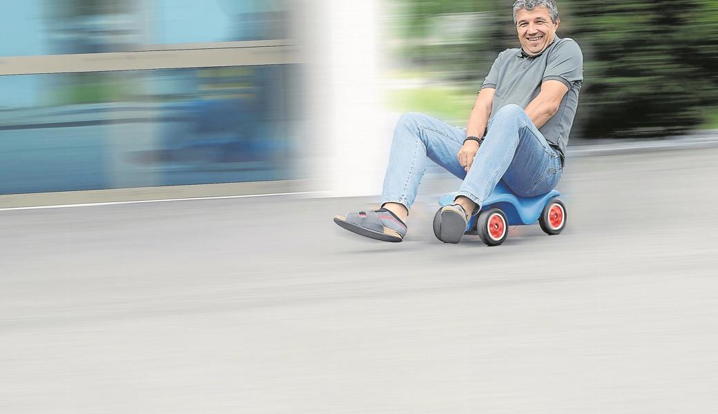 Städtlifest-OK-Präsident Alex Zenhäusern auf Bobbycar, künstlich verschnellert. Am Rennen müsste er ausserdem Helm und etwas Langärmeliges tragen. Auch Sandalen wären nicht erlaubt.