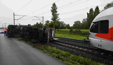 Lastwagen kippt auf Bahngleise und legt Zugverkehr lahm